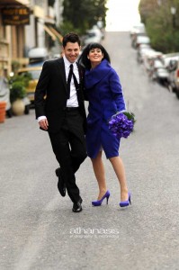 φωτογραφία γάμου, ο γαμπρός και η νύφη στην μέση του δρόμου