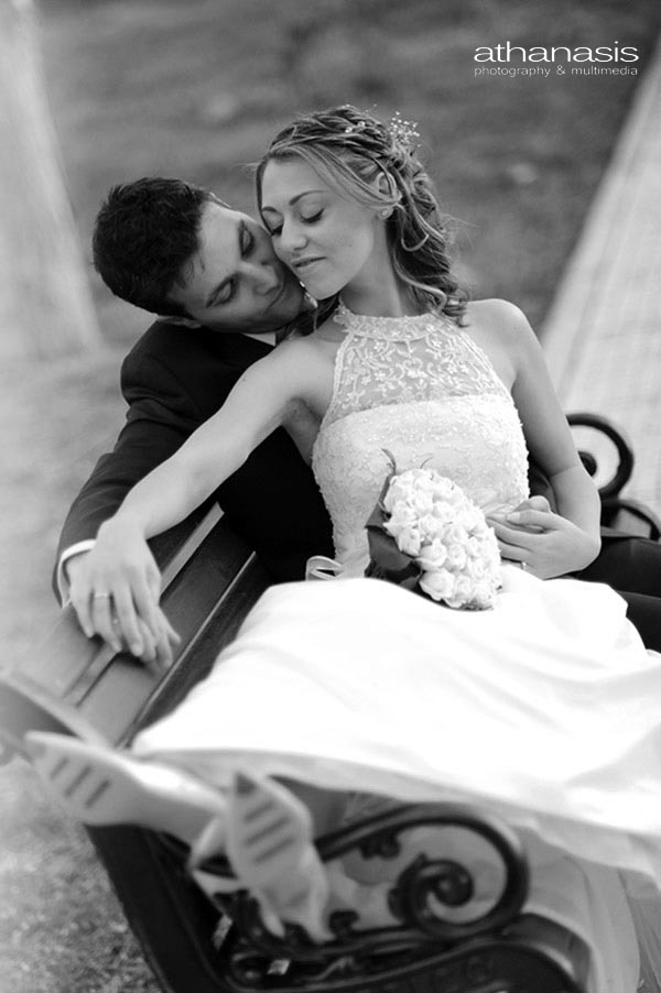 φωτογραφια γαμου, το ζευγαρι καθεται στο παγκακι