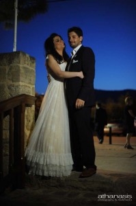 οι νεόνυμφοι με φόντο τον μπλε Αττικό ουρανό