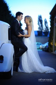 Το ζευγάρι ποζάρει μπροστά στην αντίκα