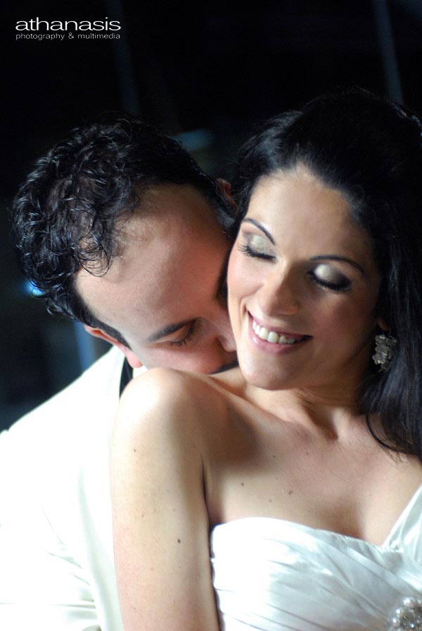 οι παντρεμένοι σε τρυφερή στιγμή στο ημίφως