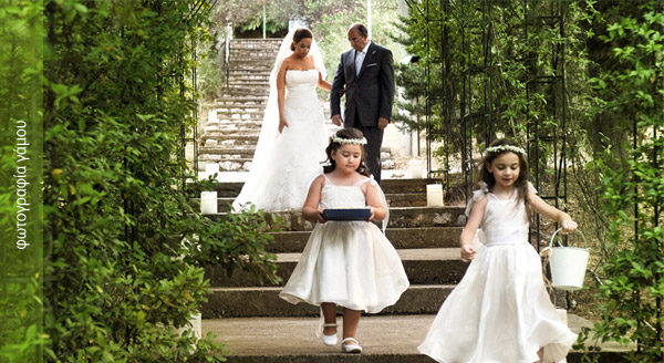 φωτογραφίες γάμου στον Άγιος Δημήτριος Ψυχικό, η νύφη καταφθάνει .