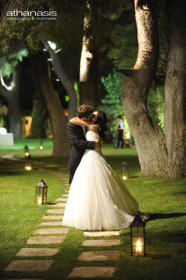 Νυχτερινη φωτογραφία γάμου , γενικό πλάνο των νεονύμφων κάτω από τα πεύκα .